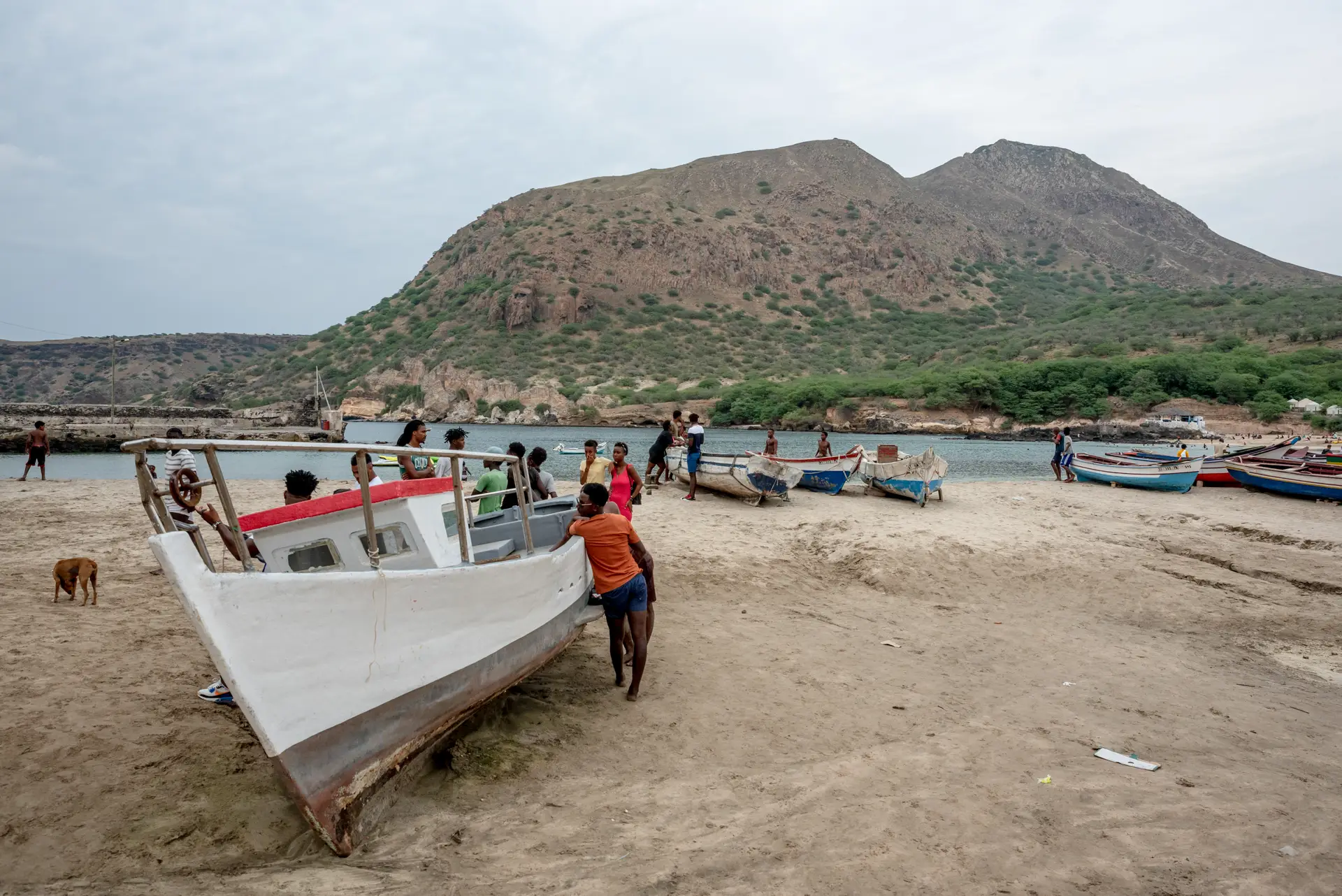 Na Praia do Tarrafal, o decréscimo do turismo tem colocado os vendedores de frutos frescos a enfrentar dificuldades