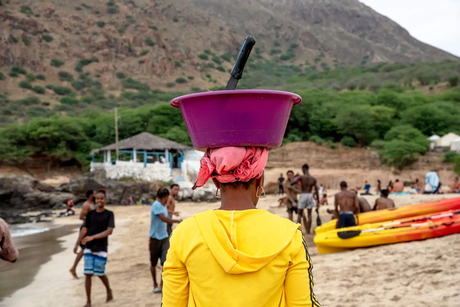 Na Praia do Tarrafal, o decréscimo do turismo tem colocado os vendedores de frutos frescos a enfrentar dificuldades
