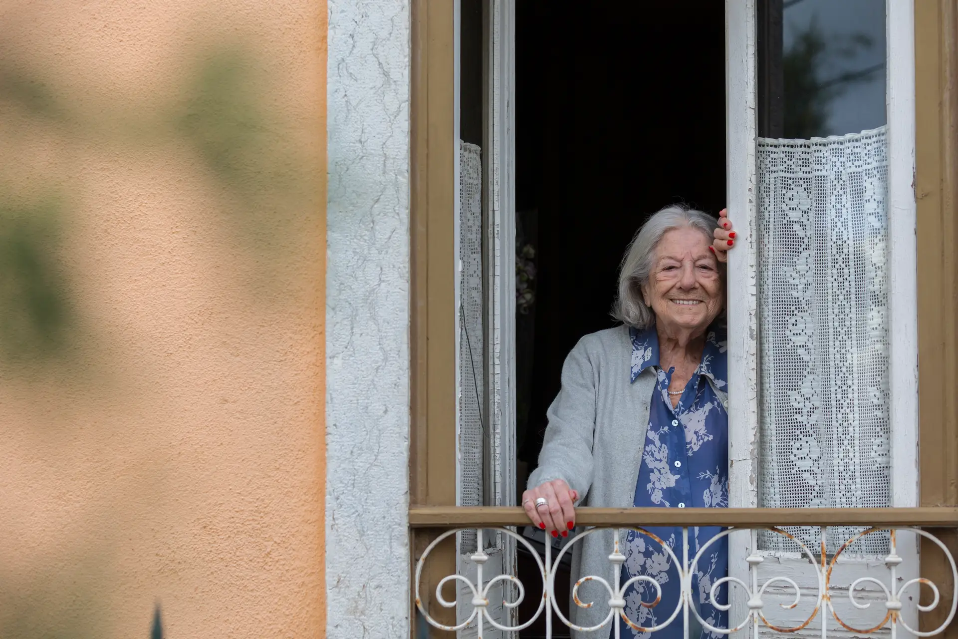 SENHORA QUE ESTÁS À JANELA. Eunice Muñoz, atriz, à janela de sua casa, em Paço de Arcos (18 de maio de 2021)