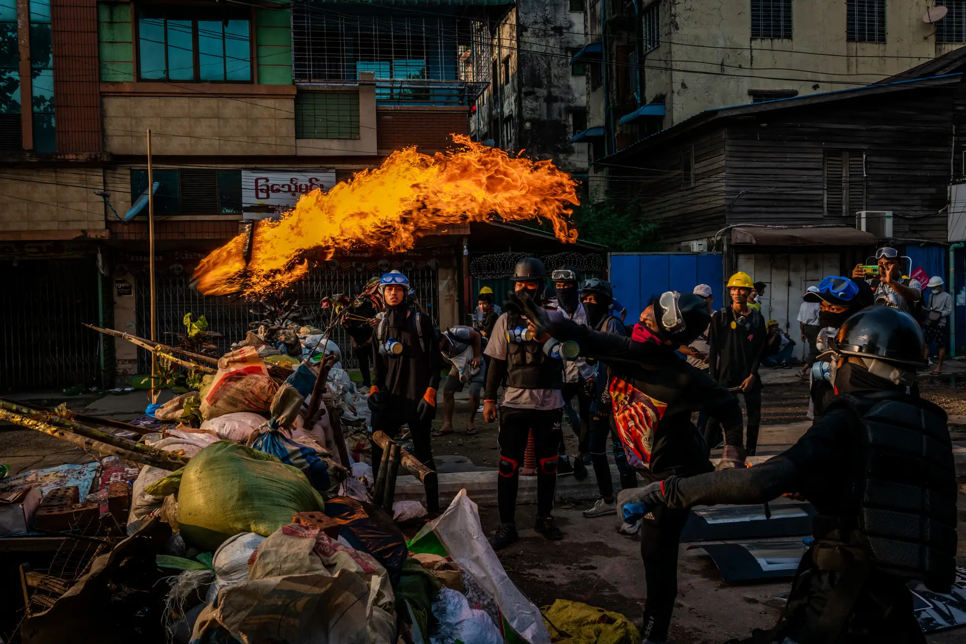 Em Myanmar, o projeto de democracia fez marcha-atrás, com o regresso dos militares ao poder e contestação nas ruas