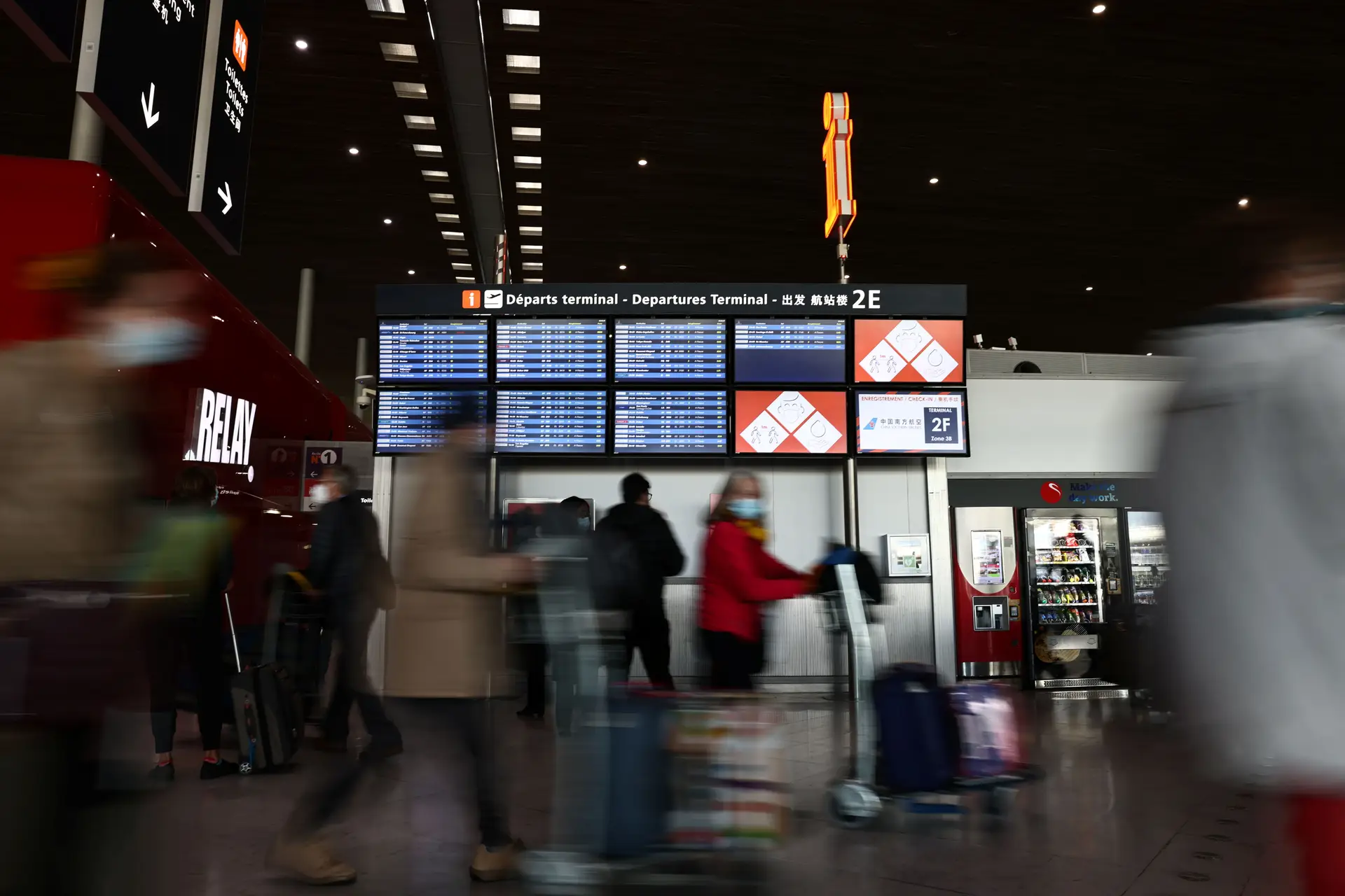Passageiros na zona de partidas do Terminal 2 do aeroporto Charles de Gaulle, em Paris