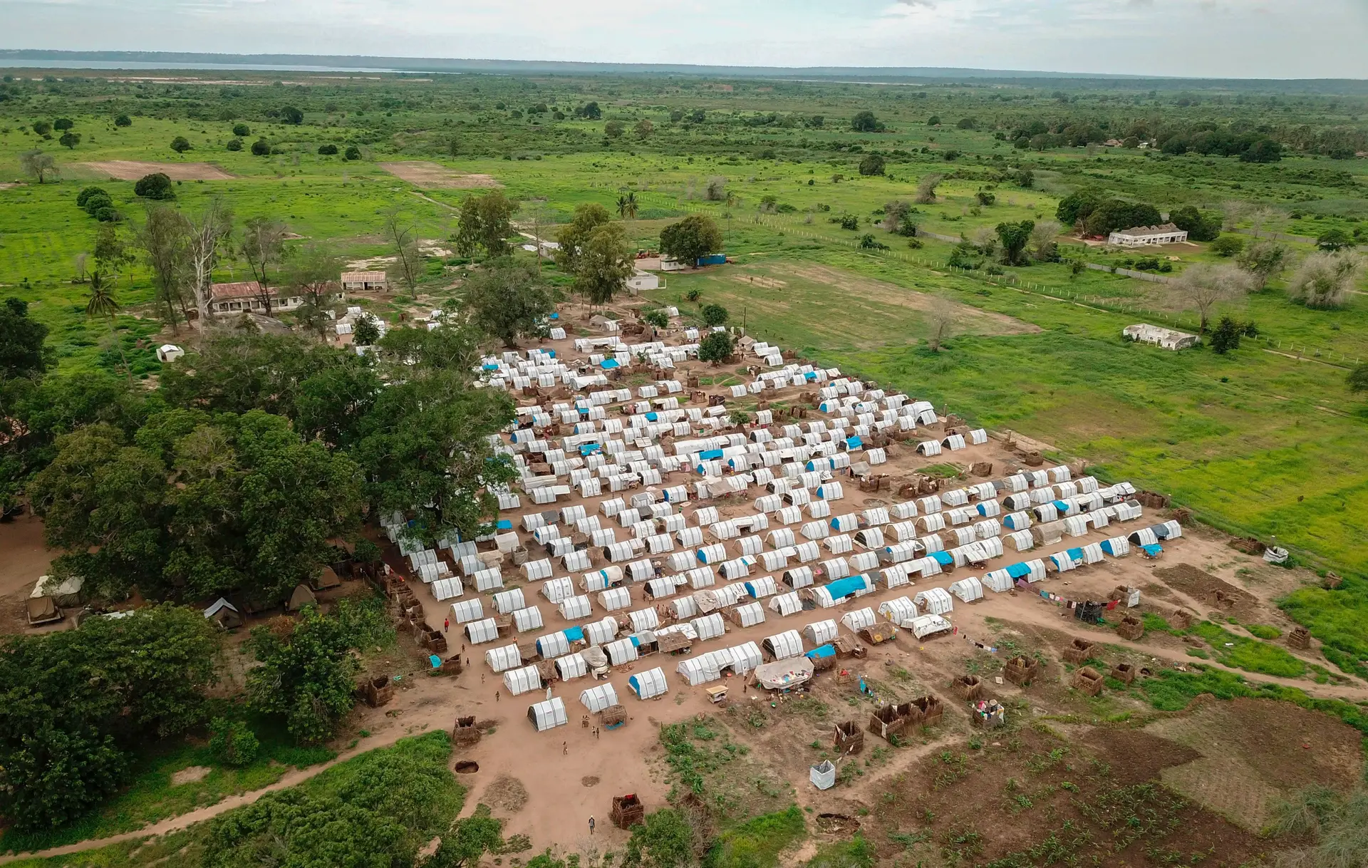 Vista aérea sobre o Centro Agrário de Napala, no distrito de Metuge (província de Cabo Delgado), mostra dezenas de “casas” temporárias para populações deslocadas