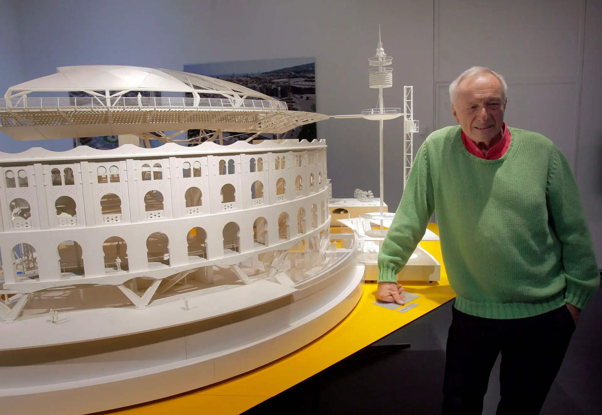 O arquiteto Richard Rogers junto a um modelo do seu projeto de reconversão da praça de touros de Las Arenas em Barcelona