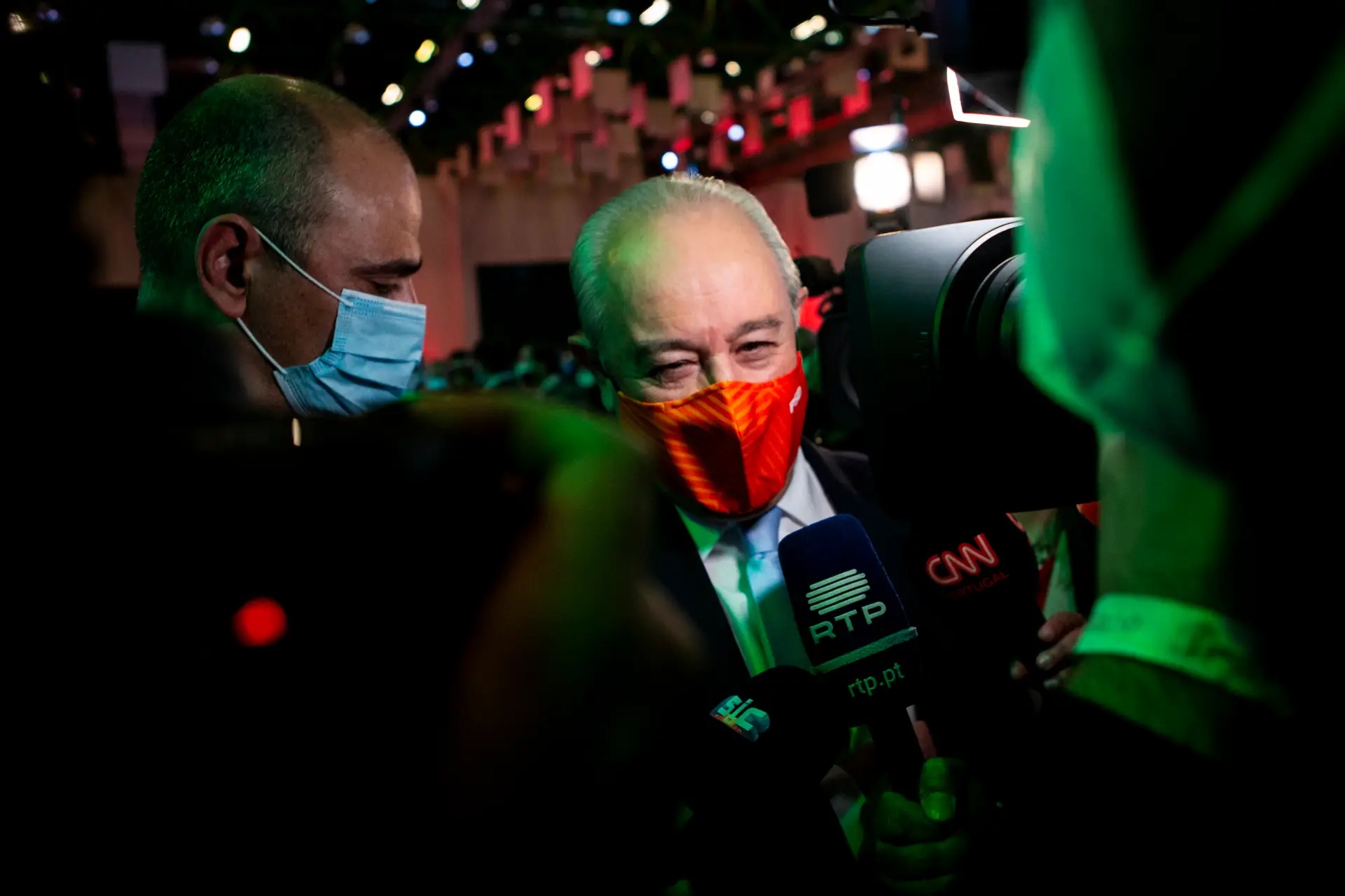 Rui Rio a ser questionado pelos jornalistas no fim do congresso do PSD