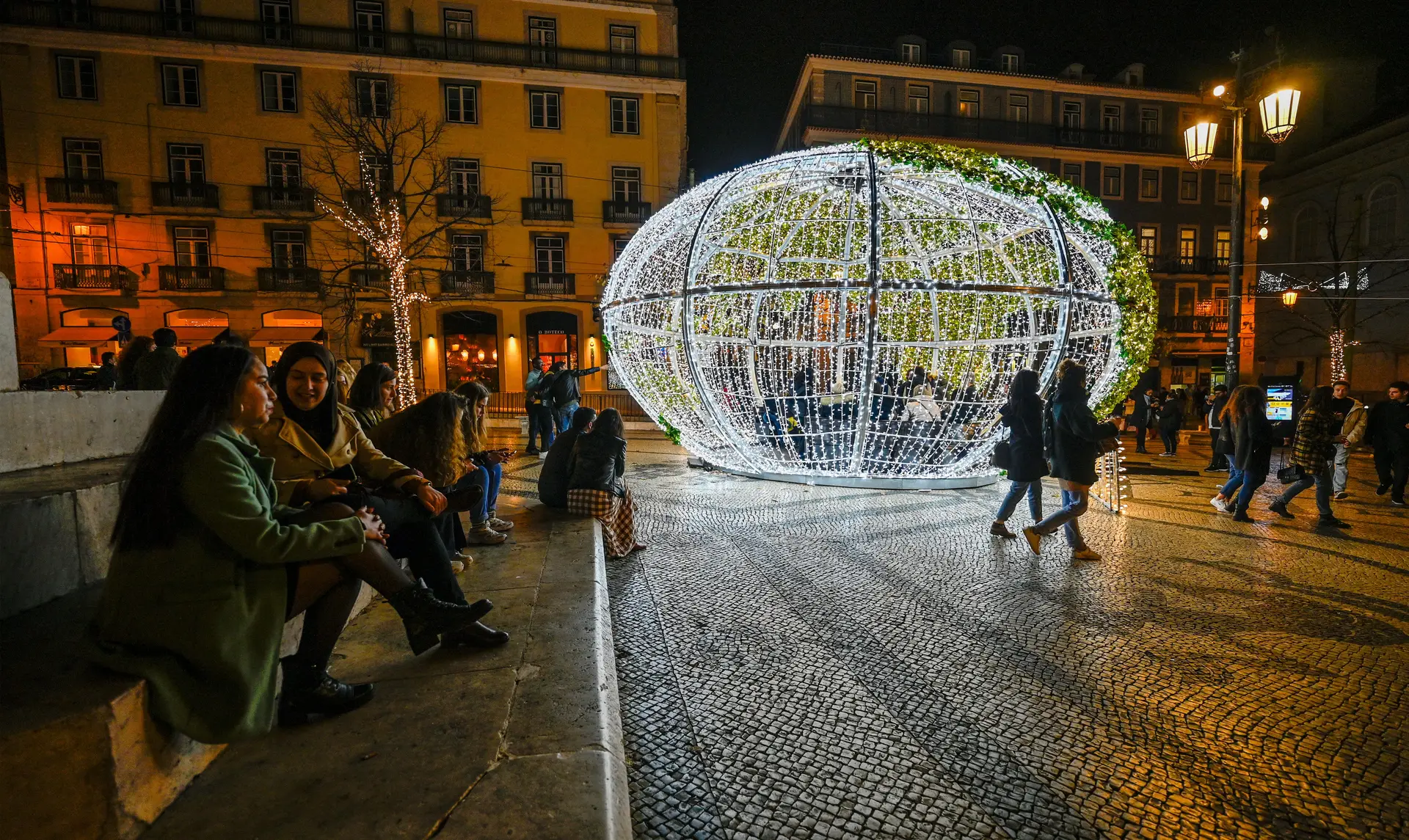 Férias de natal grupo de pessoas tem uma festa de ano novo dentro de casa  juntos