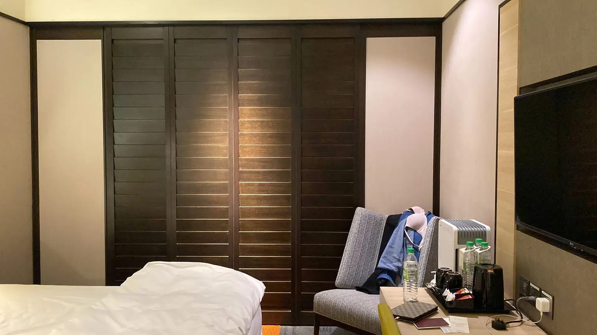 Se a janela castanha não fosse um painel pregado, este quarto do Aerotel, um hotel de trânsito no aeroporto de Singapura, seria semelhante a tantos outros quartos de hotel. Só que é um quarto interior porque a janela não abre
