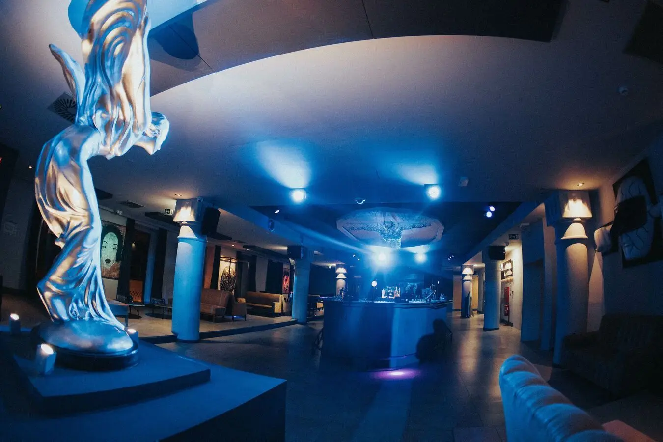 Este é o interior da discoteca Mome