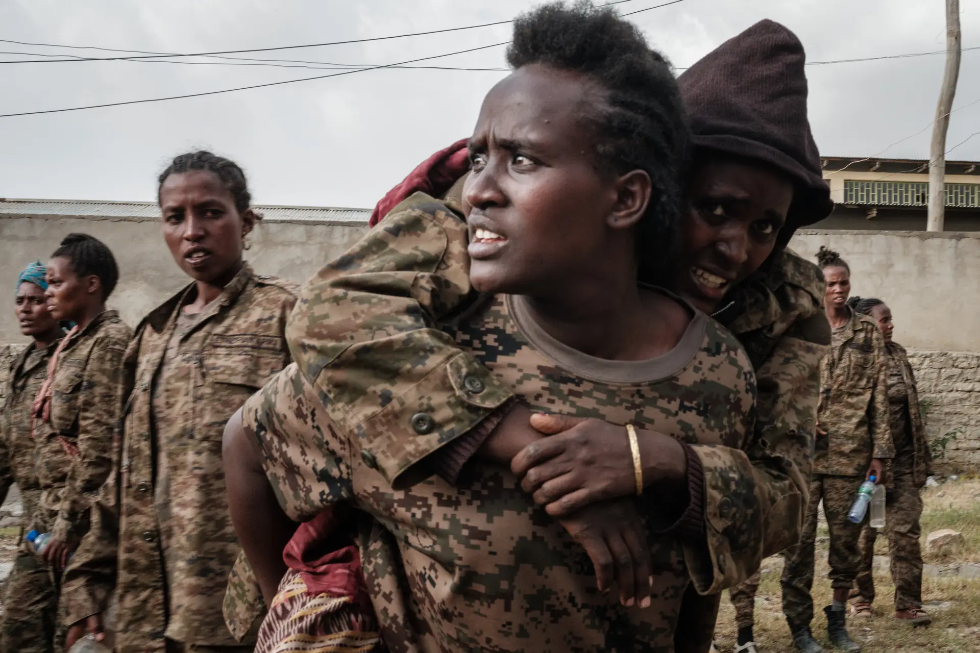 Militares etíopes do sexo feminino capturadas pelos rebeldes da Frente Popular de Libertação do Tigray, na região de Mekele