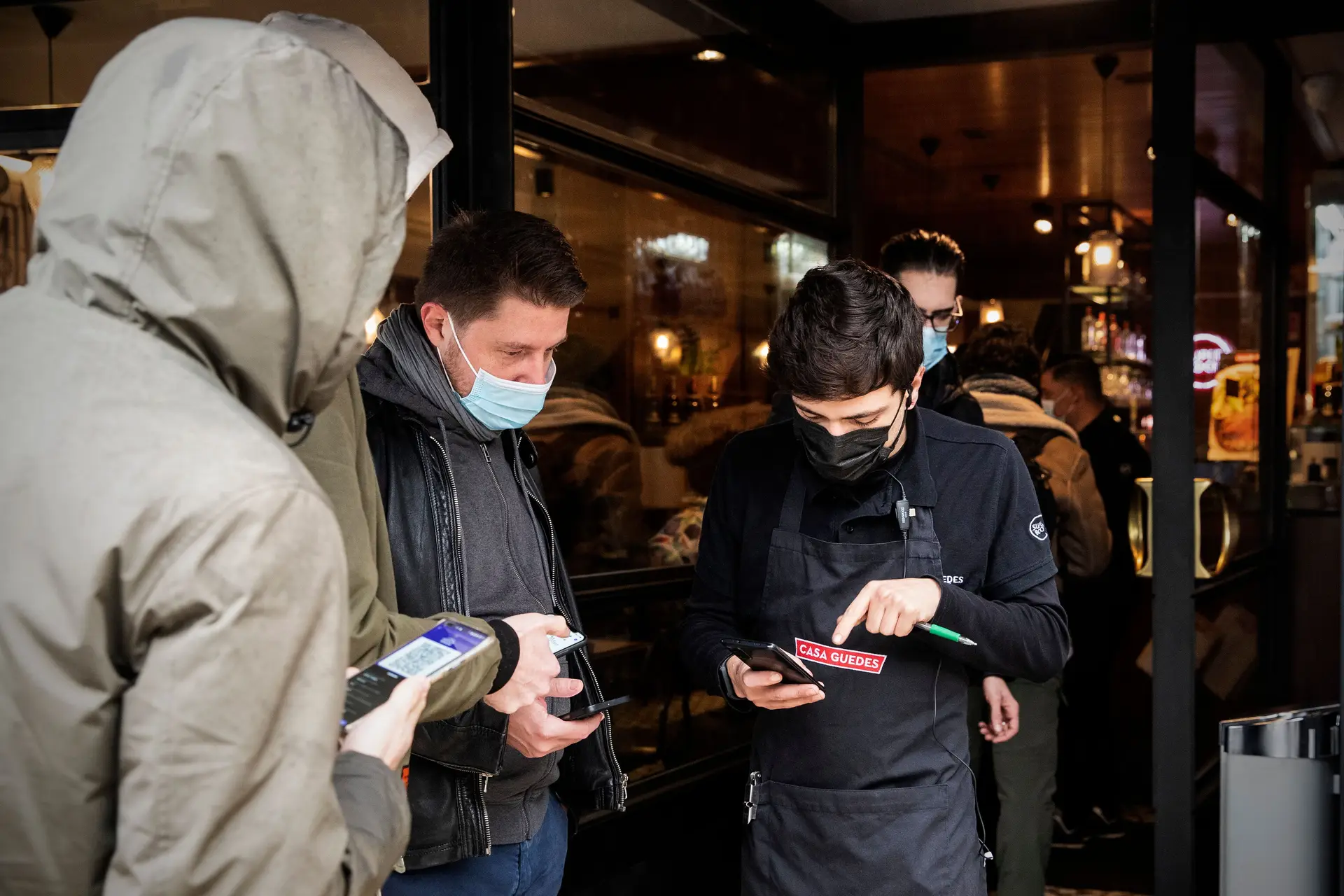 A entrada em restaurantes nos dias 30, 31 de dezembro e 1 de janeiro estará sujeita à apresentação de teste negativo à covid-19