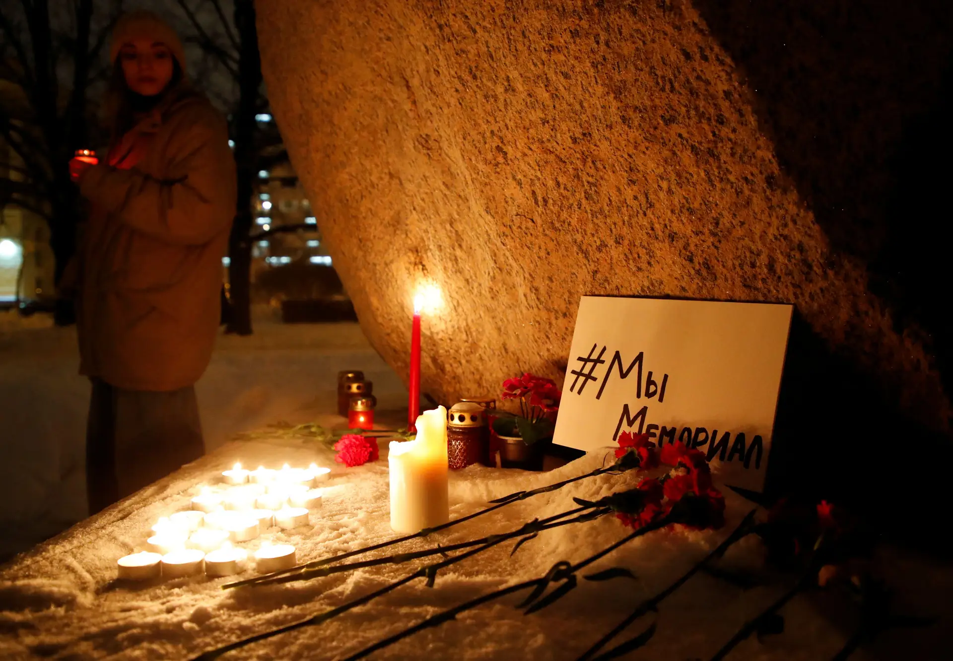Flores e velas colocados pelos apoiantes da Memorial, a principal organização de direitos humanos da Rússia