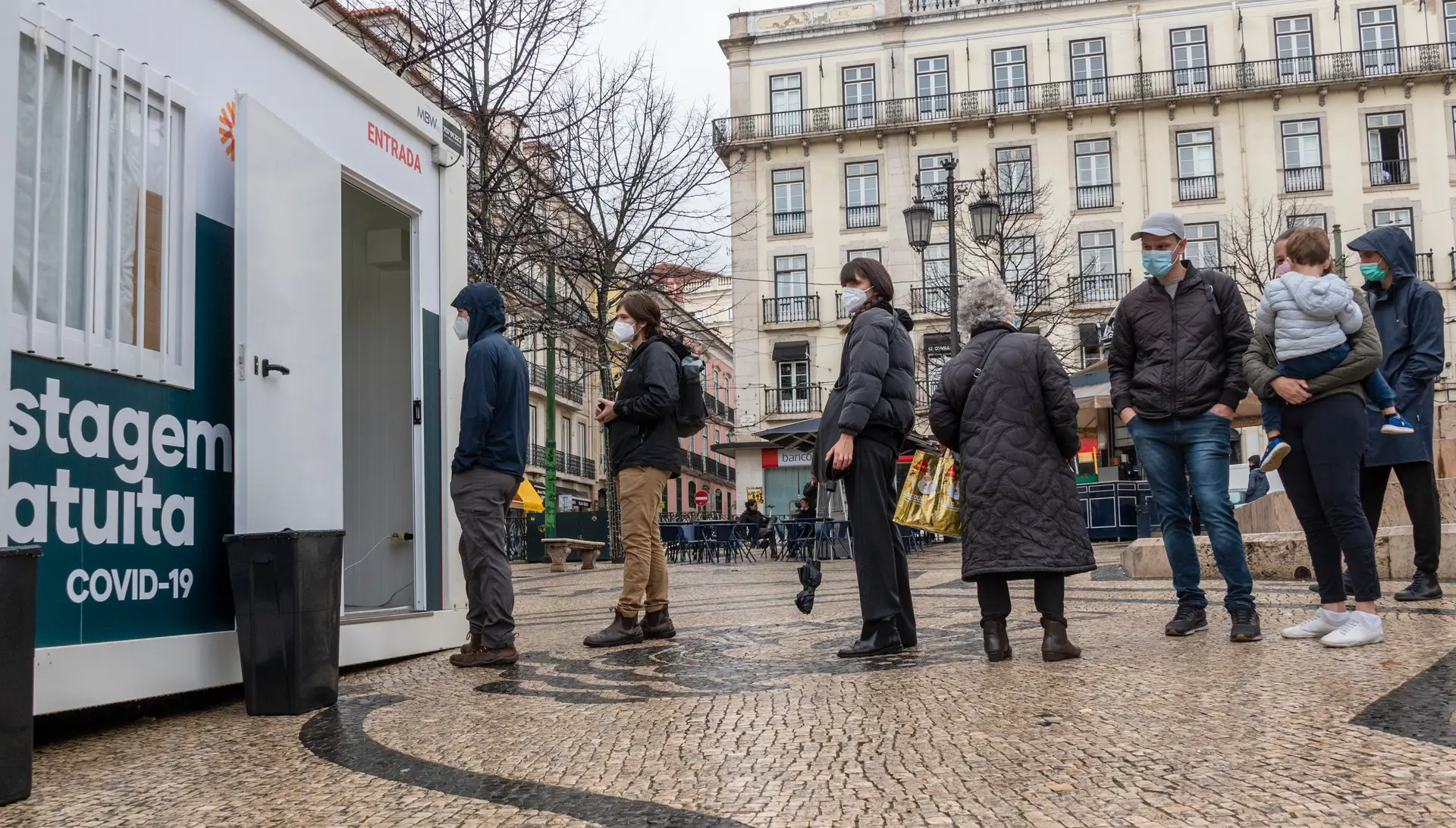 Sociedade de Pneumologia alerta para aglomerados na vacinação e testagem à covid-19: longas filas e esperas “não podem ser aceitáveis”