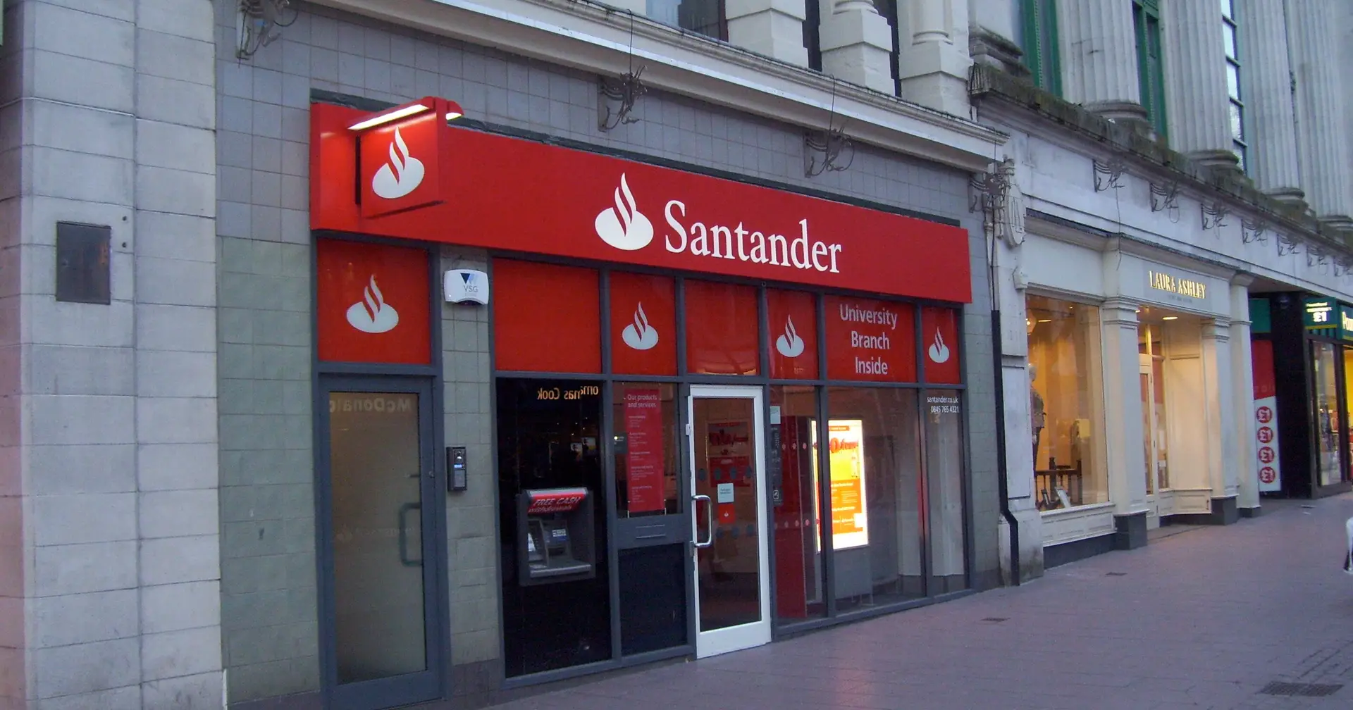 Tribunal suspende despedimento de uma trabalhadora do Santander