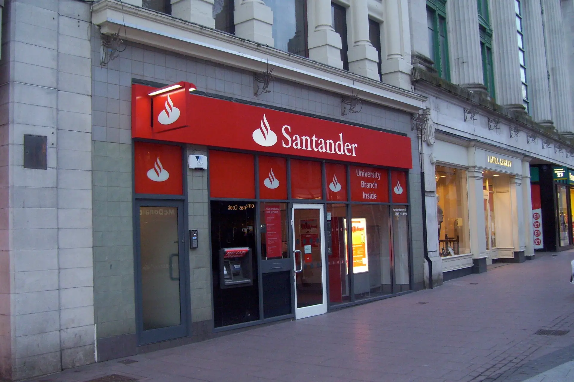Santander multado em 125 milhões de euros no Reino Unido por falhas na prevenção do branqueamento de capitais