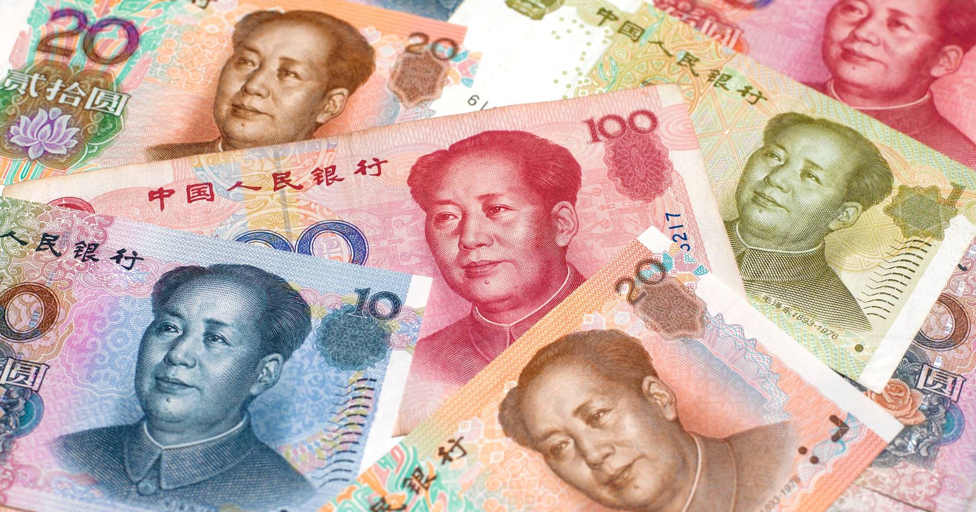 Moeda chinesa recua face ao dólar para valor mais baixo em 14 anos