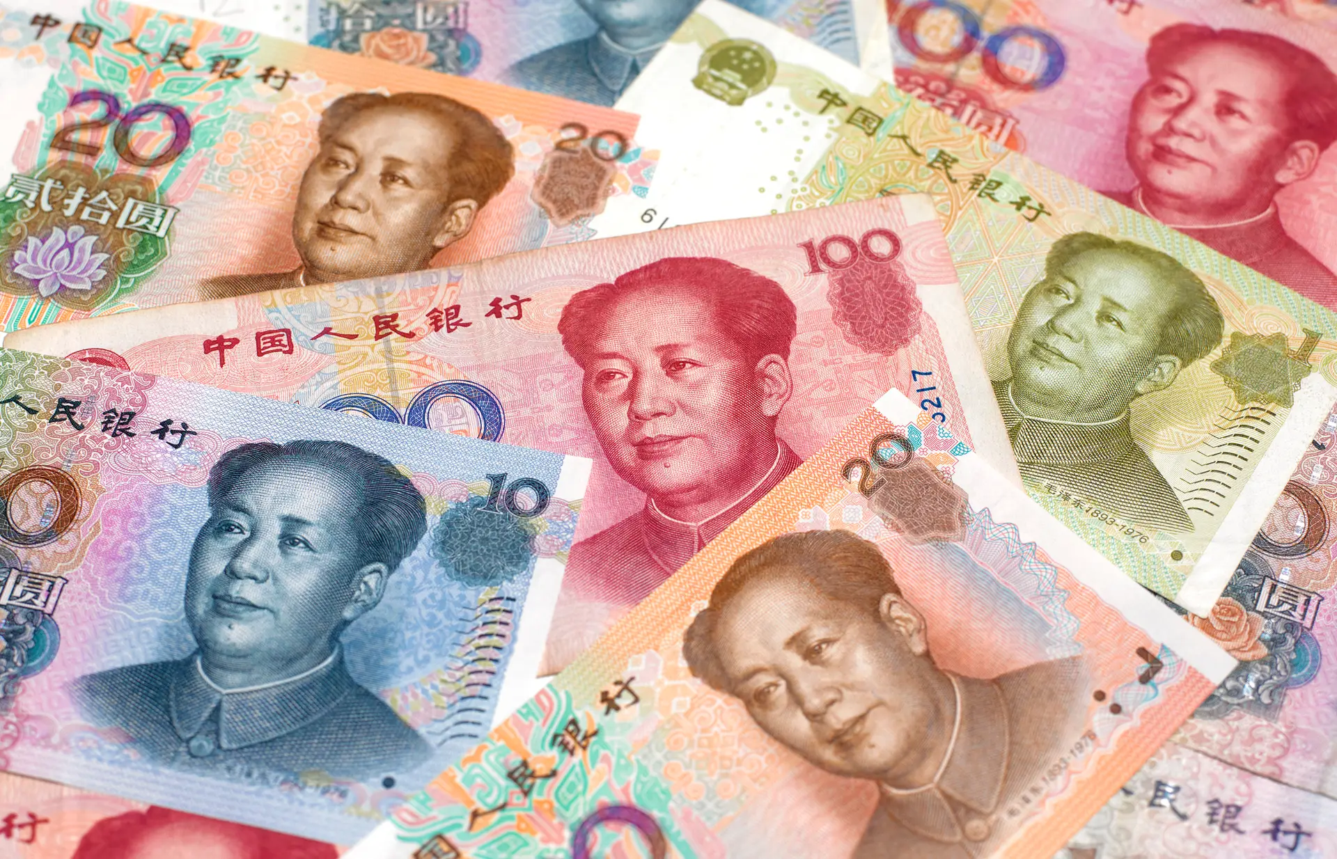 Moeda chinesa recua face ao dólar para valor mais baixo em 14 anos