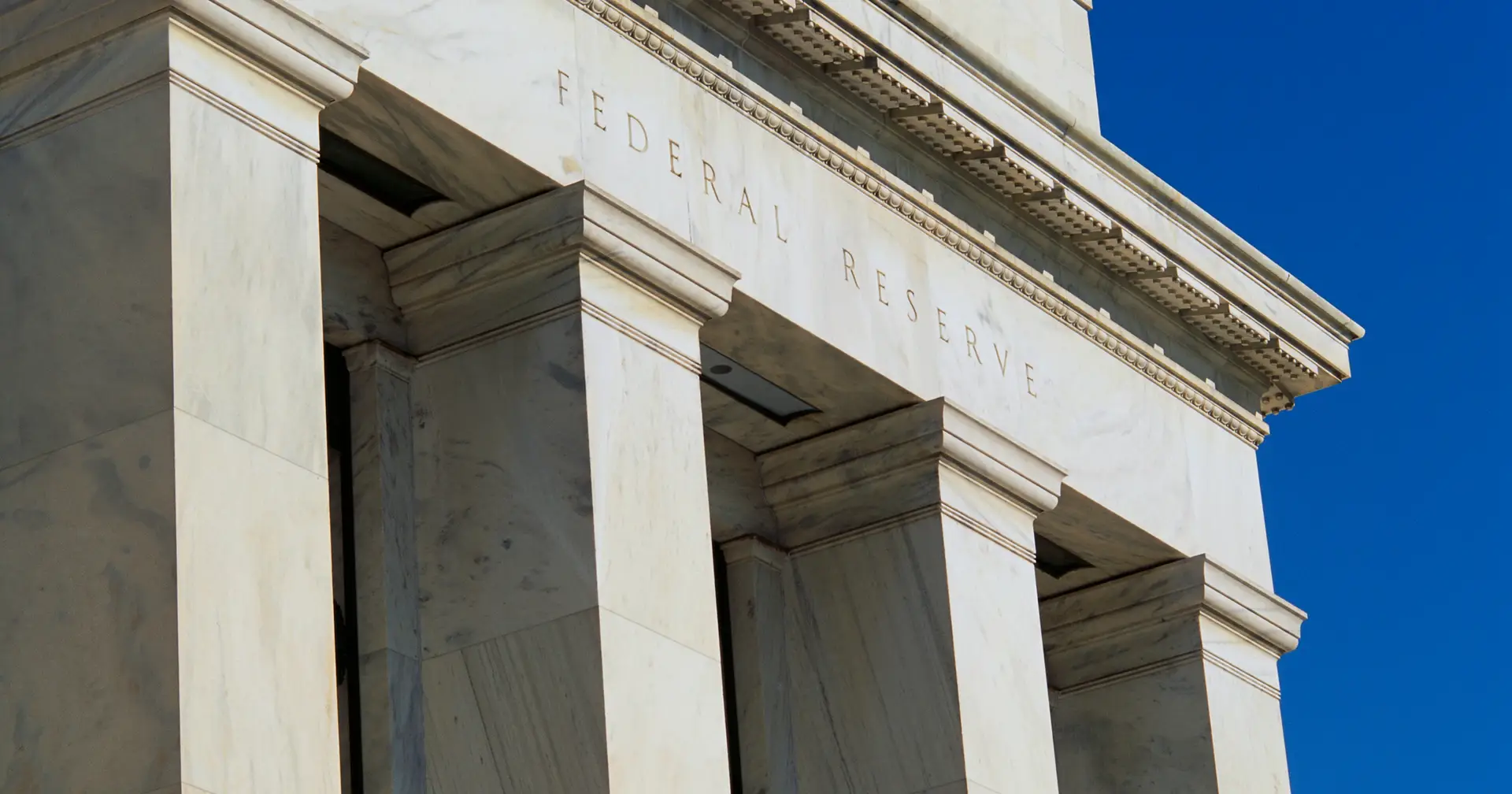 Fed sobe juros para 1% e vai começar a esvaziar a carteira de títulos a partir de junho