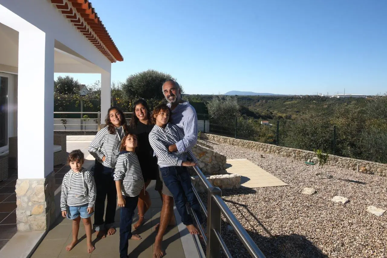 39°14’28.4″N 8°47’36.6″W. A família que passou um ano a viajar num veleiro veio passar o Natal a casa: “Encontramos uma forma de viver que nos preenche”, mas foi preciso parar