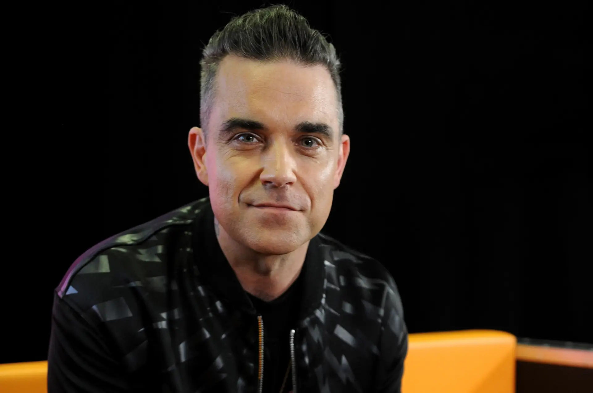Robbie Williams discursa sobre saúde mental em concerto: “Durante três anos, fiquei alapado no sofá a comer batatas fritas e donuts”