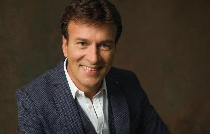 Tony Carreira testou positivo à covid-19 na véspera de viagem para Paris - Expresso