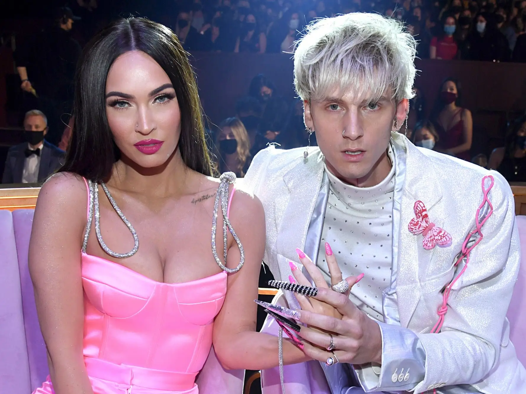 Machine Gun Kelly colocou espinhos no anel de noivado de Megan Fox. “Se ela  tentar tirá-lo, vai doer”