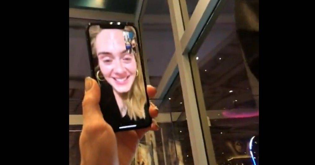 Adele Ligou Aos F s Por FaceTime Para Pedir Desculpas Pelo Adiamento De