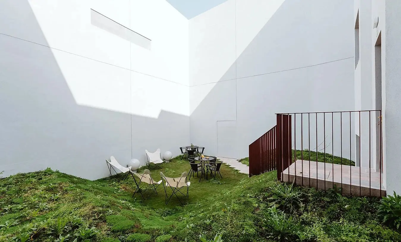 Novo alojamento convida a fazer roteiro modernista na cidade de Faro