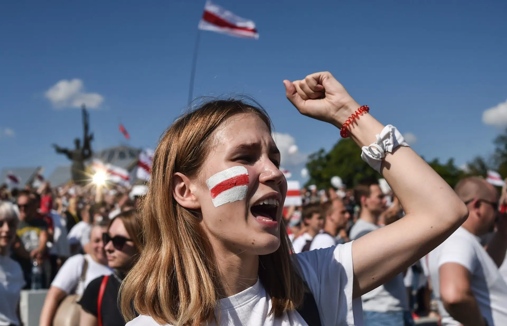 Uma mulher com as cores da bandeira da Bielorrússia num protesto em agosto de 2020, pouco depois da eleição de Aleksander Lukashenko, que a UE considerou ilegítima