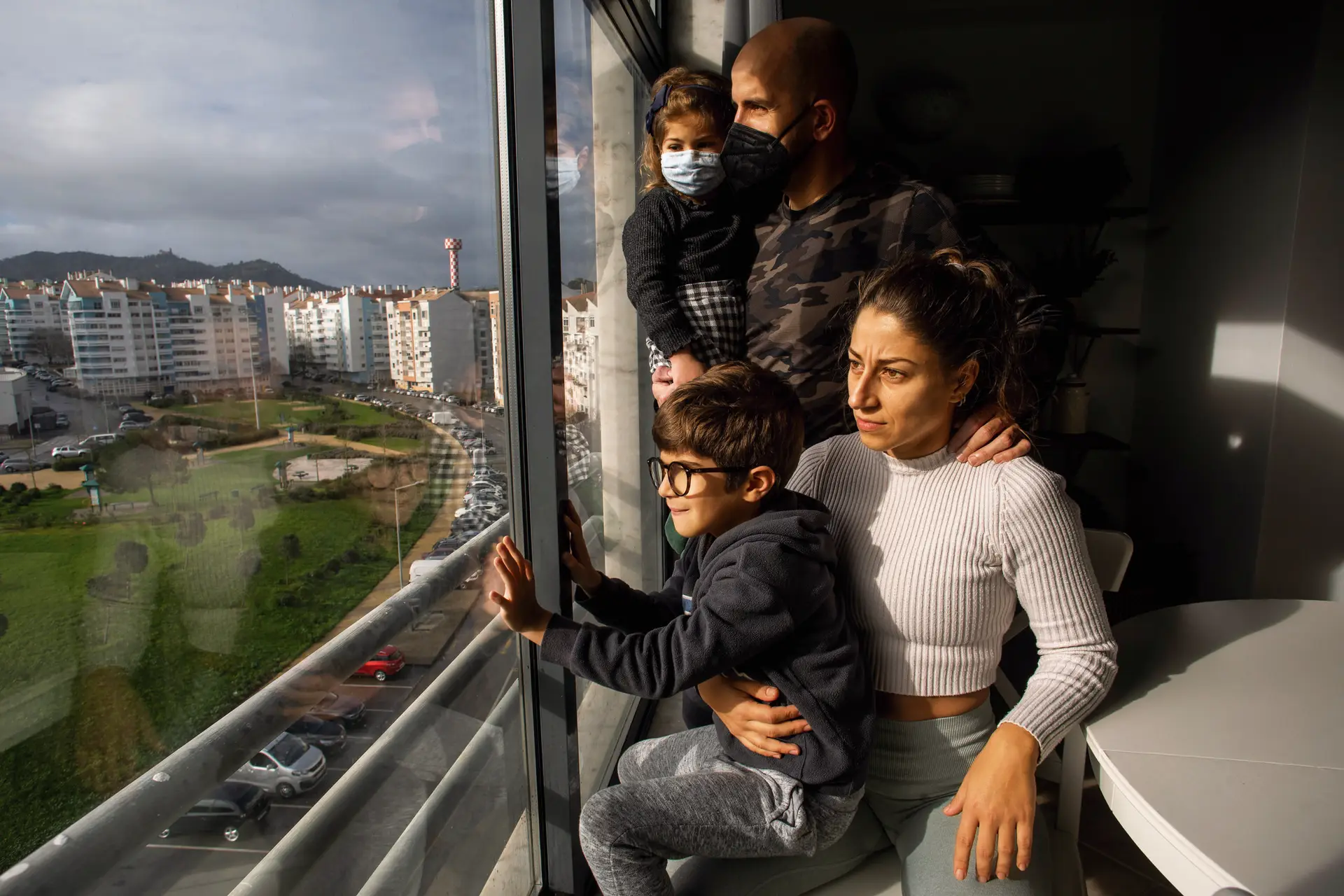 Um milhão de isolados: como é que hospitais, transportes, polícia, comércio e escolas estão a lidar com as baixas por covid-19?