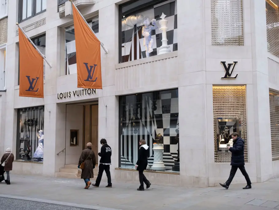Sede do grupo dono da Louis Vuitton é invadida em Paris em novo