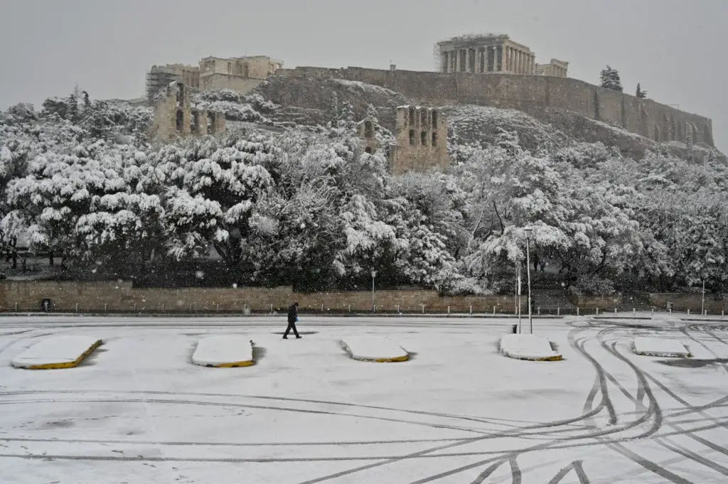 GRÉCIA. Um passeio solitário num ‘tapate’ de neve, no sopé da Acrópole, em Atenas FOTO: Louisa Gouliamaki / AFP / Getty Images