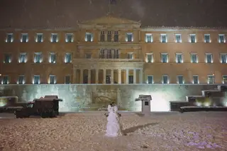 GRÉCIA. A personagem habitual em dias de neve, em frente ao Parlamento grego FOTO: Milos Bicanski / Getty Images