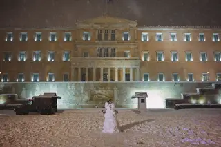 GRÉCIA. A personagem habitual em dias de neve, em frente ao Parlamento grego FOTO: Milos Bicanski / Getty Images