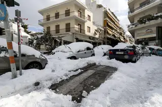 GRÉCIA. O caos numa área de estacionamento, na capital grega FOTO: Theodore Nikolaou / Anadolu Agency / Getty Images