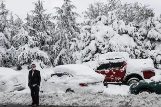 TURQUIA. Quase não se percebe a existência de viaturas debaixo da neve FOTO: Elif Ozturk Ozgoncu / Anadolu Agency / Getty Images