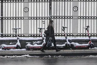 TURQUIA. Para os clientes das trotinetes, o transporte também não se afigura fácil FOTO: Metin Aktas / Anadolu Agency / Getty Images