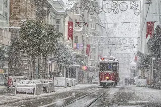 TURQUIA. Em Istambul, com muitos ou poucos clientes, este elétrico segue caminho através da Praça Taksim FOTO: Huseyin Ozdemir / Getty Images