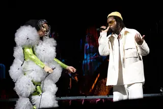 Björk com o cantor serpentwithfeet, durante o tema ‘Blissing Me’/Getty