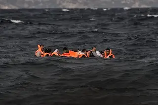 Migrantes do mar Egeu, antes de serem salvos pela Guarda Costeira grega, em 2015 FOTO ARIS MESSINIS/AFP via Getty Images