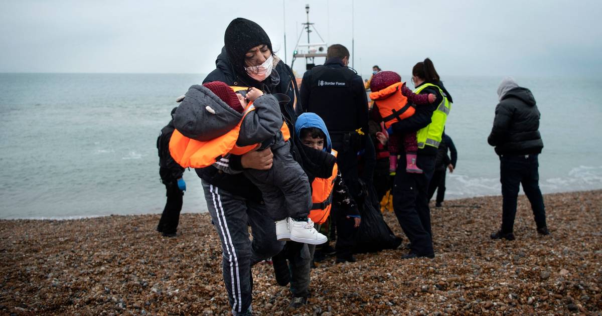 Governo britânico propõe lei para dissuadir migrantes ilegais de atravessar Canal