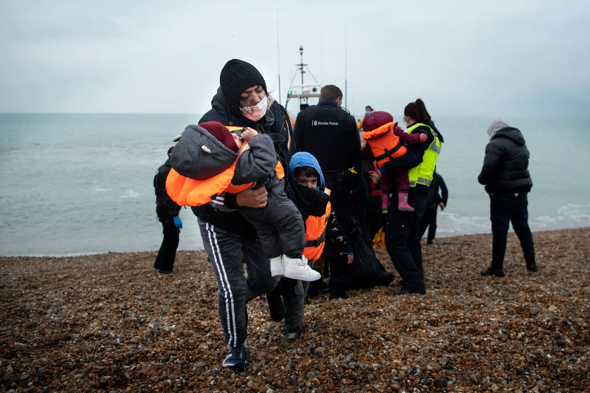 Migrantes chegam às praias de Dover, em Inglaterra, vindos de França FOTO Getty Images