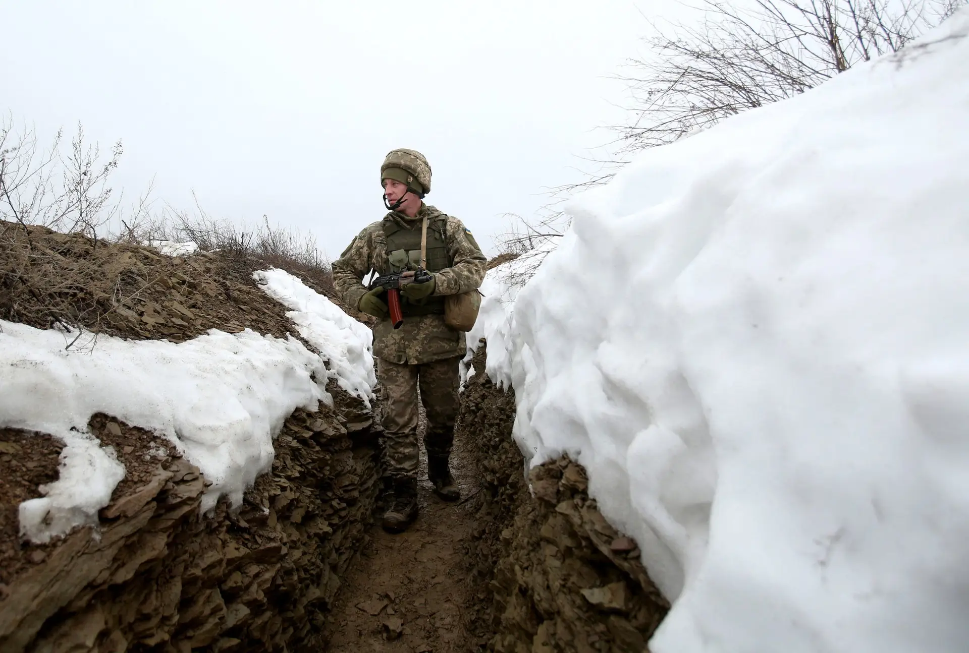 Um soldado ucraniano patrulha uma trincheira aberta junto à linha da frente com as forças separatistas apoiadas pela Rússia. Foto: Anatolii Stepanov/AFP/Getty Images