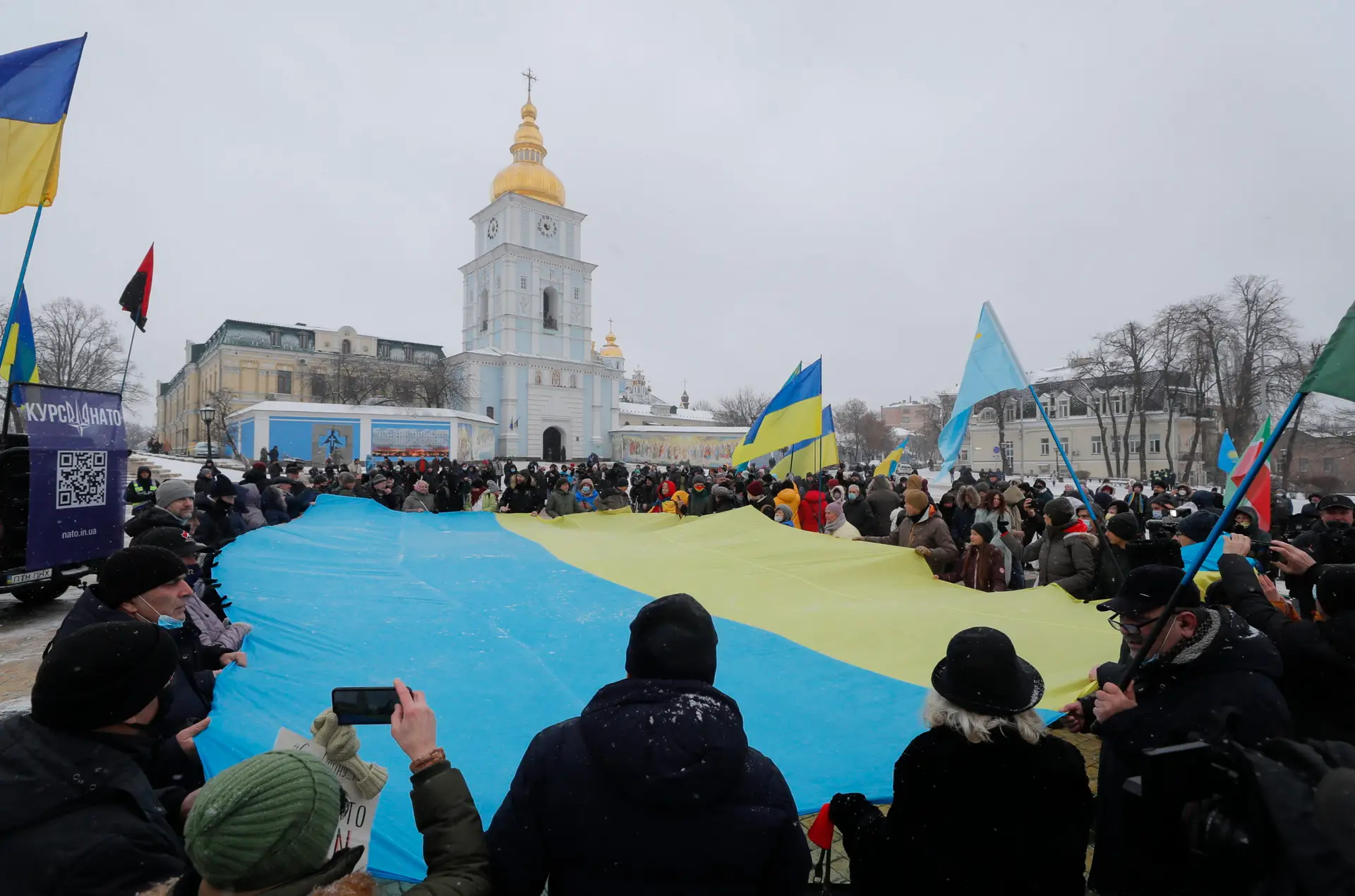 Ativistas ucranianos numa manifestação contra o Presidente russo Vladimir Putin, no passado domingo (foto: EPA/SERGEY DOLZHENKO)