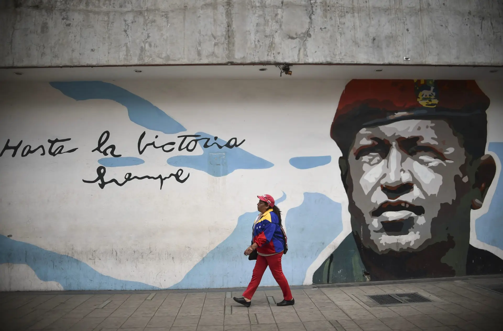 Um mural no centro da capital da Venezuela, Caracas, enaltece os feitos de Hugo Chavéz, Presidente do país de 1999 a 2013 arties. Foto: YURI CORTEZ/AFP via Getty Images