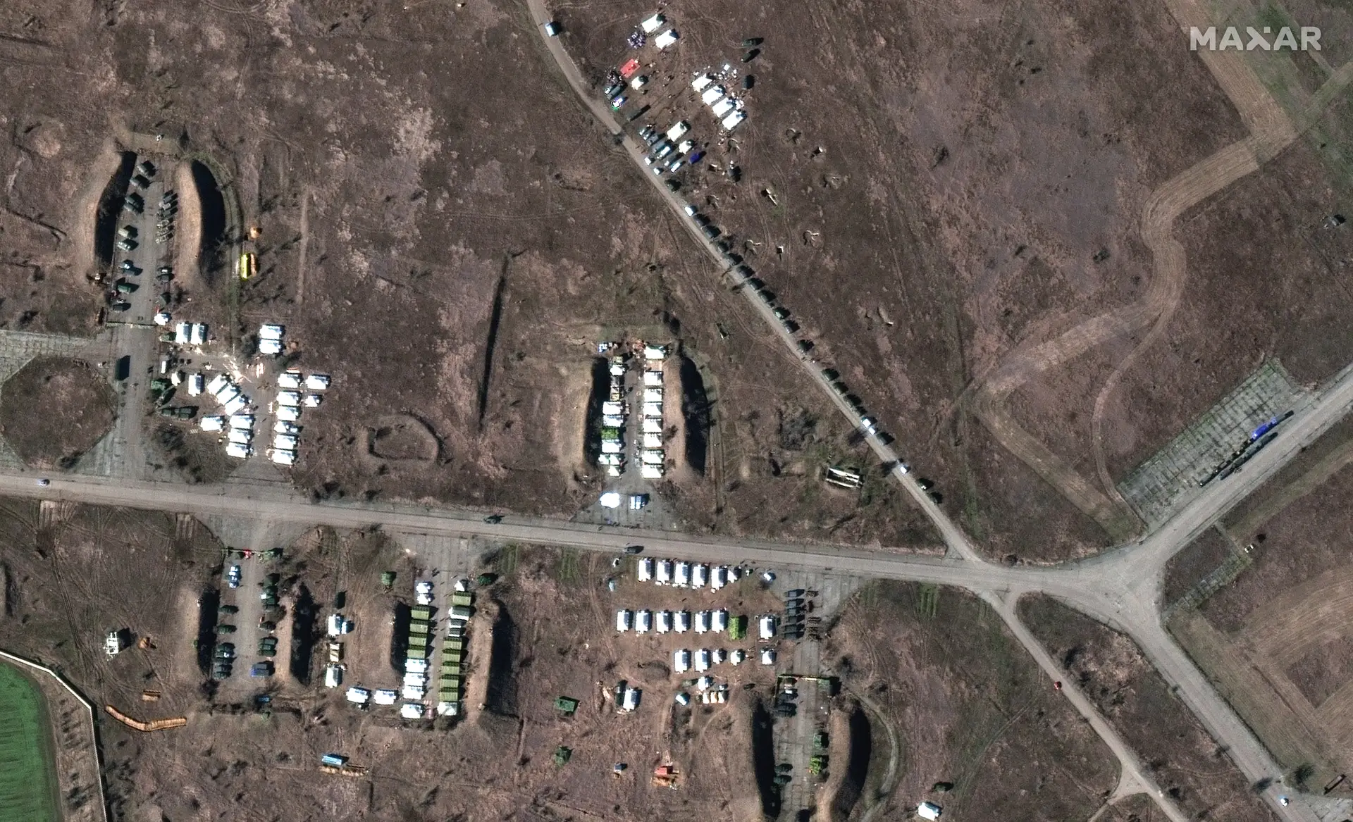 Imagens de satélite mostram tendas e equipamento perto da base aérea de Oktyabrskoye, na Crimeia, a 10 de fevereiro (Foto: EPA/MAXAR TECHNOLOGIES HANDOUT)
