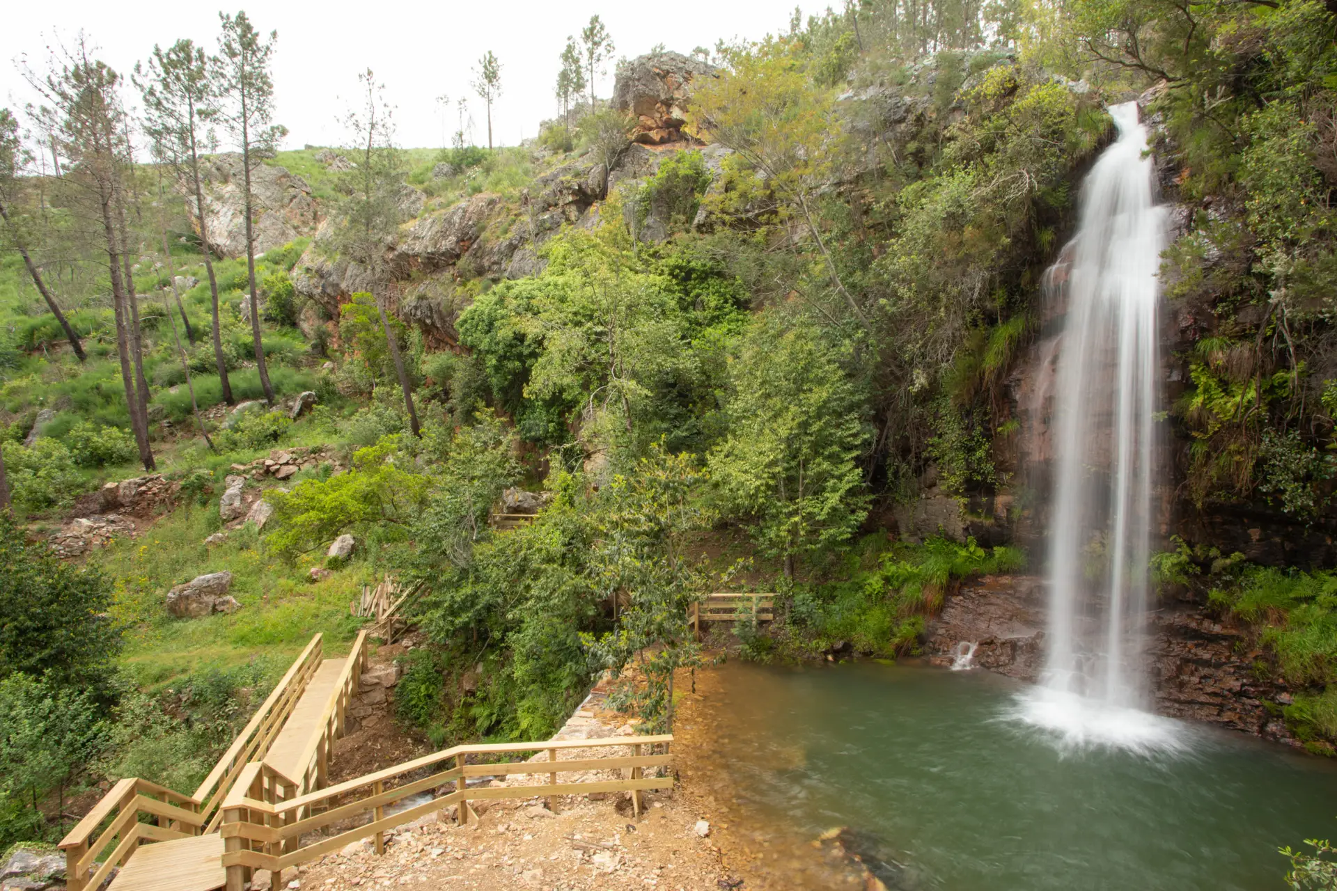 Nos Passadiços do Orvalho, entre o Cabeço do Mosqueiro e a cascata da Fraga de Água d’Alta