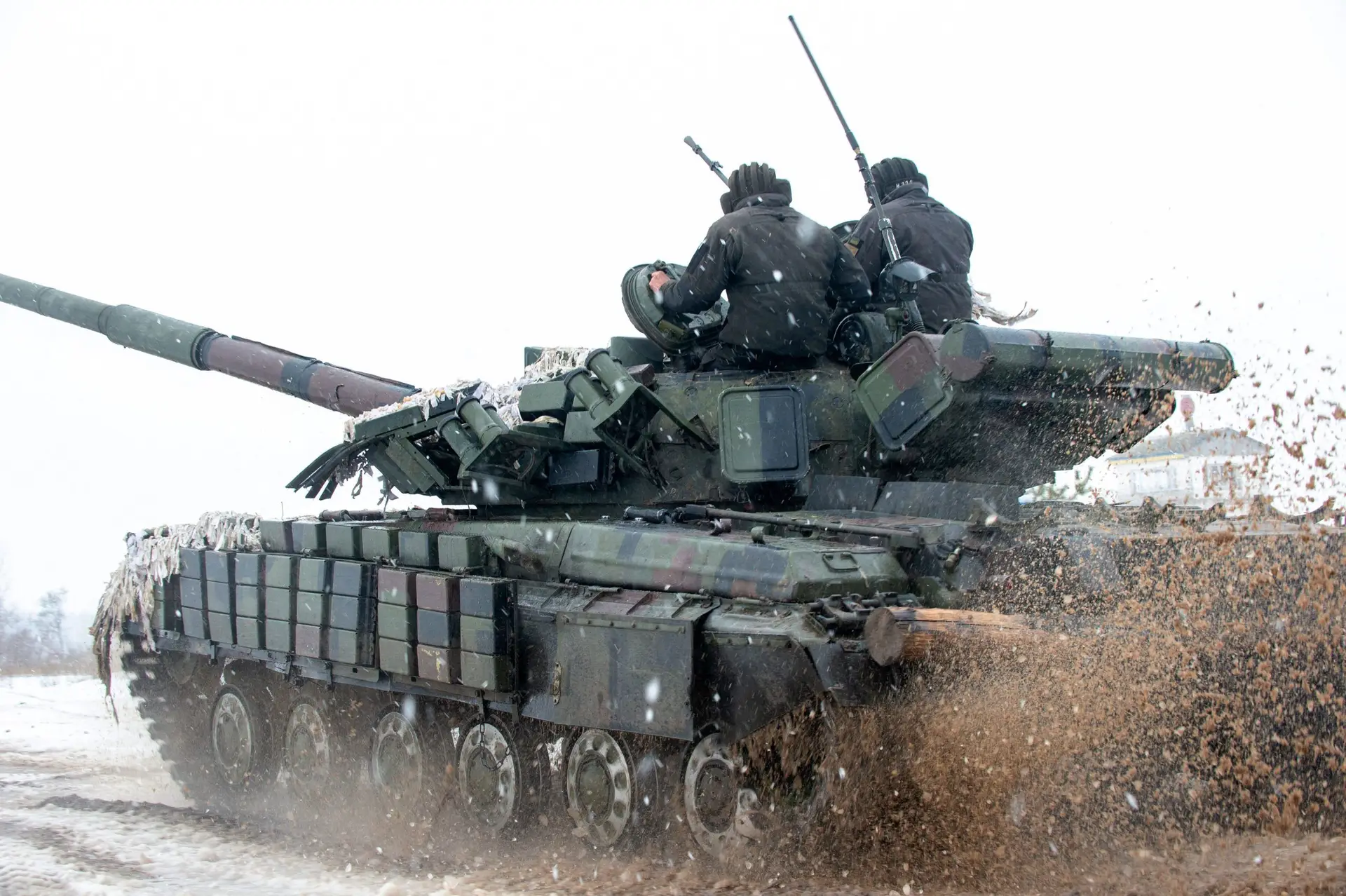 Exercícios militares das forças ucranianas em Kharkiv, a 10 de fevereiro (Foto: SERGEY BOBOK/AFP via Getty Images)