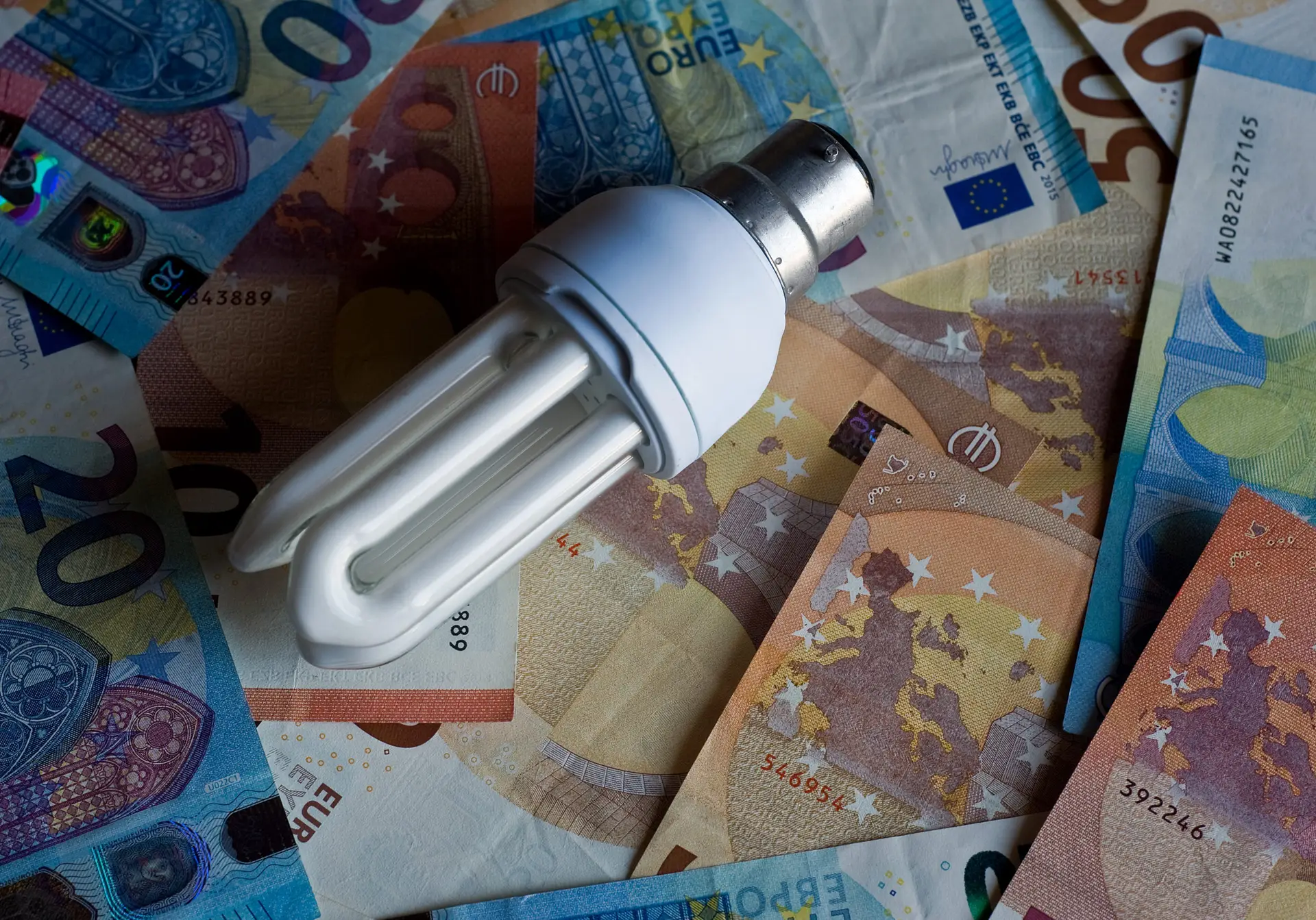 Tarifas reguladas de eletricidade baixam 3% em abril, mas continuarão a ser das mais caras do mercado
