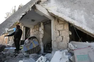Um sírio em frente à sua casa destruída, na região de Idlib, onde militares sírios e russos conduziram fortes campanhas de bombardeamentos. A ONU condenou os ataques a 12 hospitais e 10 escolas nesta região entretanto dominada, maioritariamente, por membros de grupos terroristas FOTO: OMAR HAJ KADOUR/AFP/Getty Images