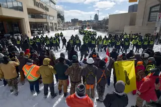 Frente a frente tenso entre manifestantes (de costas) e agentes da polícia, em Otava FOTO: Ed Jones / AFP / Getty Images
