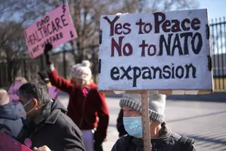 Manifestantes anti-NATO protestam em frente à Casa Branca FOTO: Win McNamee/Getty Images)